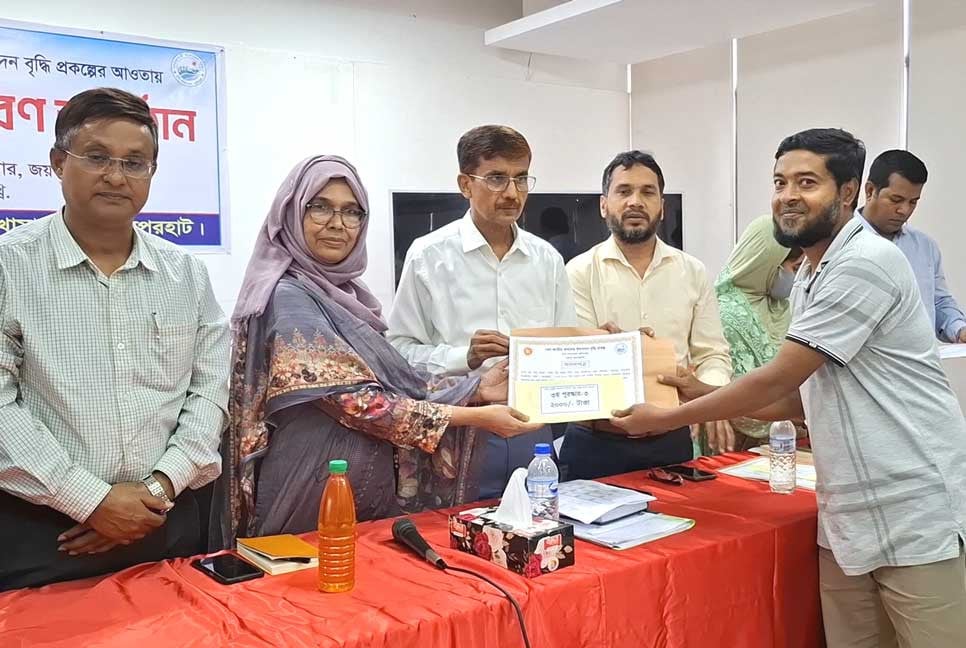 ফসল উৎপাদনে পুরস্কার পেলেন জয়পুরহাটের ৫ কৃষক