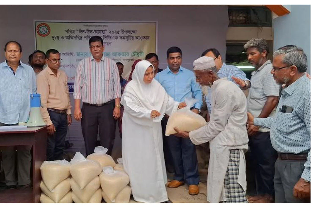 জয়পুরহাট পৌরসভার মাধ্যমে ভিজিএফের চাল বিতরণ