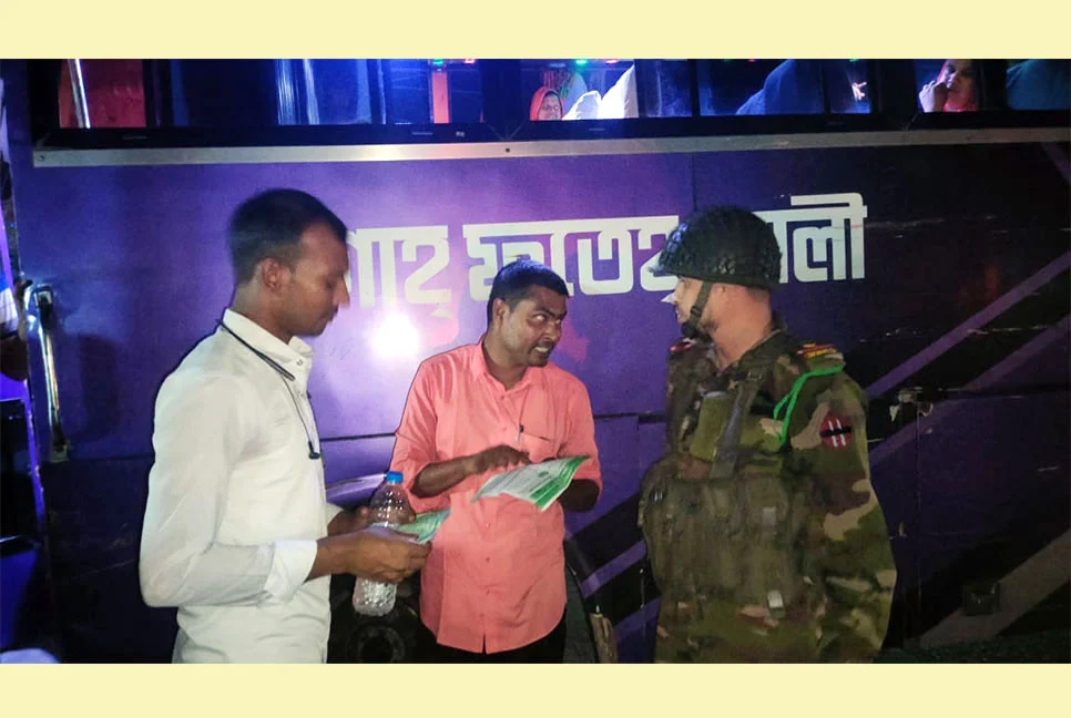 জয়পুরহাটে ঢাকাগামী বাসে অভিযান, অতিরিক্ত ভাড়া ফেরত পেলেন যাত্রী