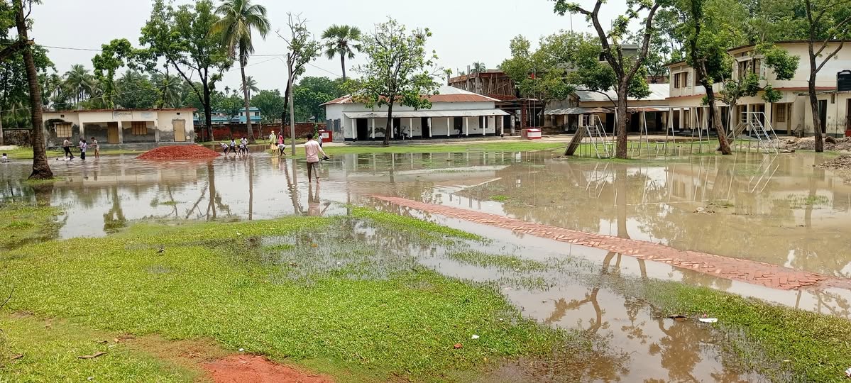 আকাশের বৃষ্টিতে পাঁচবিবি মডেল স্কুলের দুরাবস্থা