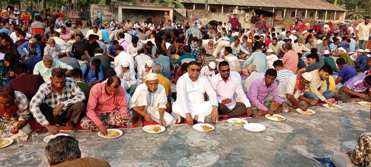 কর্মিদের পাশে বসে খাবারখেলেন এমপি প্রার্থী রানা প্রধান 