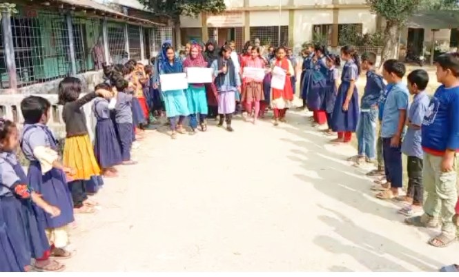 পাঁচবিবিতে বাগানের ক্ষতি করায় শিক্ষার্থীদের বিক্ষোভ