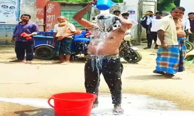 দুধ দিয়ে গোসল করে জুয়া খেলা ছাড়ার প্রতিজ্ঞা যুবকের