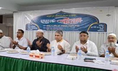 জয়পুরহাটে শ্রমিকের সাথে কেন্দ্রীয় বিএনপি নেতা চন্দনের ইফতার