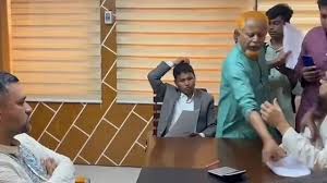 ক্ষেতলালে ইউএনও কার্যালয়ে সাংবাদিকের ওপর বিএনপি নেতার হামলা 