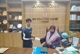 মেধাবী শিক্ষার্থী সাদিকের পাশে জয়পুরহাট জেলা প্রশাসক